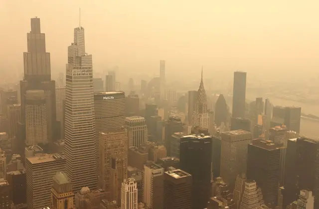 Una panorámica de Manhattan que muestra mala calidad de aire