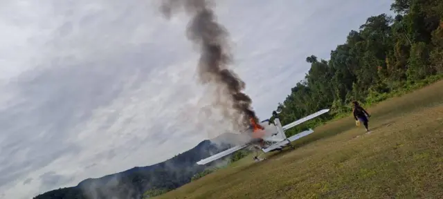 Jubir TPNPB-OPM, Sebby Sambom membagikan foto yang dia sebut menunjukkan pesawat Susi Air yang dibakar.