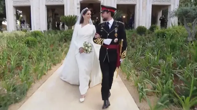 Umugeni n'umukwe bava mu ngoro nyuma yuko umuhango w'ubukwe urangiye