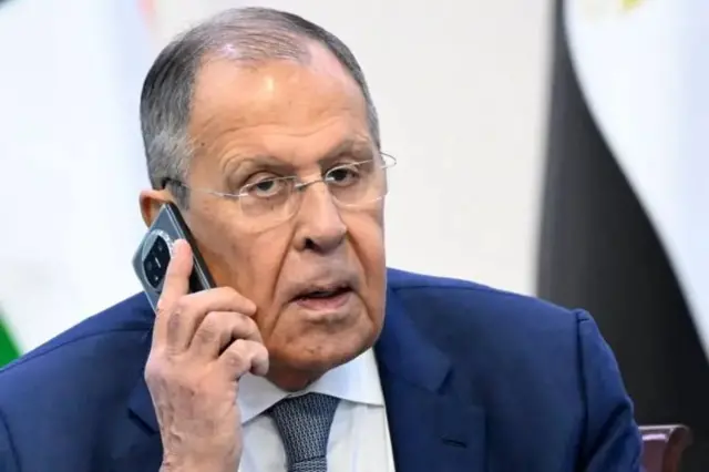 Орусиянын мурдагы Коргоо министри Пхеньянга барып, ракеталарын көрүп келген эле. Орусиянын Тышкы иштер министрлиги мунун баарын дипломатия деп гана чечмелейт