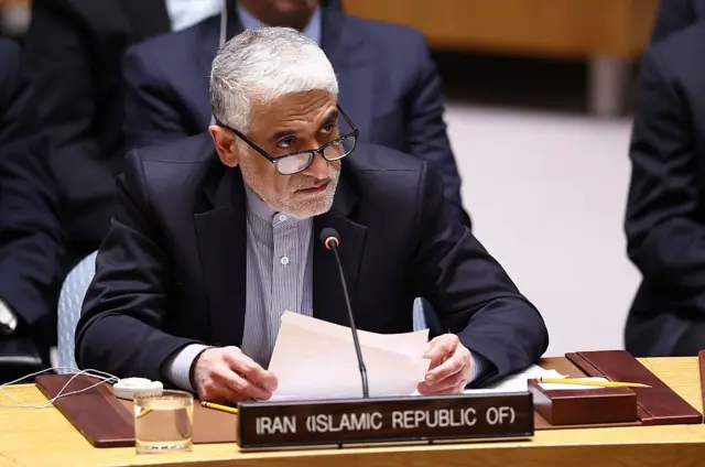 السفير الإيراني لدى الأمم المتحدة أمير سعيد إيرواني يتحدث خلال جلسة طارئة لمجلس الأمن بشأن التصعيد في الشرق الأوسط، 28 فبراير 2026، في وقت حذر فيه الأمين العام أنطونيو غوتيريش من أن العمل العسكري قد “يشعل سلسلة أحداث لا يمكن لأحد السيطرة عليها”، بينما دانت دول خليجية الهجمات الإيرانية خلال الجلسة نفسها.