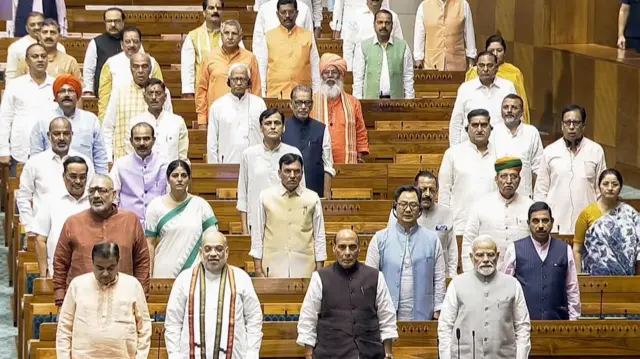 मानसून सत्र के अंत में पूरा वंदे मातरम गाया गया, इसी सत्र के दौरान वंदे मातरम को कानूनी सुरक्षा दिए जाने से जुड़ा विधेयक राज्यसभा में पास हुआ