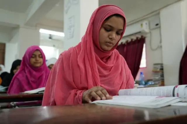 Arzoo Parveen belajar mati-matian untuk ujian masuk universitas tahun depan