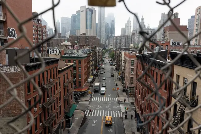 Ўйиқ панжара билан тўсилган Нью-Йорк шаҳридаги кўча.