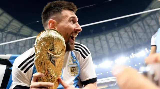 Lionel Messi segurando a taça em 2022