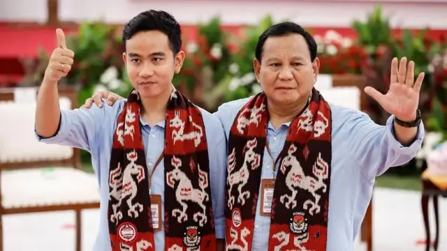 Ông Gibran (bên trái) là con trai cả của tổng thống đương nhiệm Widodo