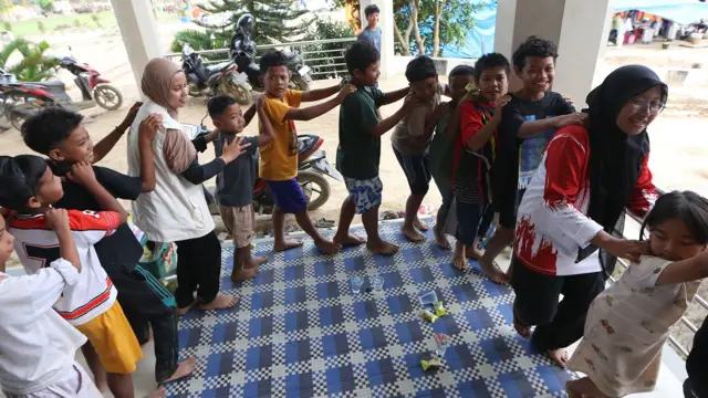 Sejumlah anak pengungsi korban bencana banjir bandang luapan Sungai Tamiang mengikuti kegiatan pemulihan kesehatan mental di posko pengungsian Sekretariat DPRK Aceh Tamiang, Aceh, Jumat (19/12/2025). 