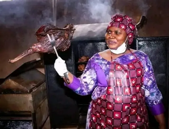 Oumou Ouedraogo propose une large variété de viande et de volaille fumée