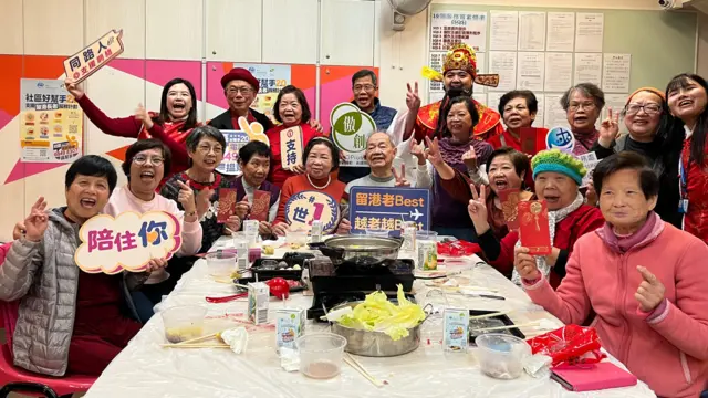 在香港观塘顺利邨的一间社区中心内，20多名“留港长者”一起吃火锅团年。（24/01/2025）