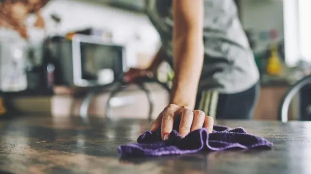 Mãodenuncia casino onlinemulher passando panodenuncia casino onlineuma mesadenuncia casino onlinecozinha.