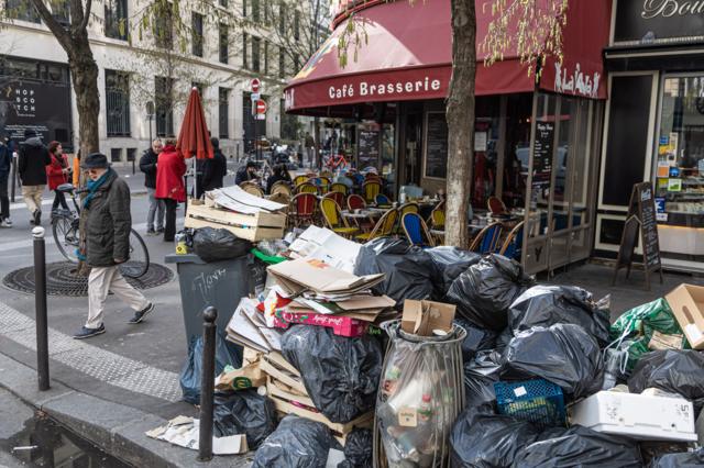 Rua repletas de lixo em Paris
