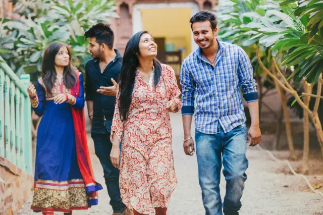 අවන්හලකදී කෙටි පිළිසඳරක් පැවැත්වීම හෝ මාර්ගයේදී හමුවන අයෙකුට "හෙලෝ" යැයි ආමන්ත්‍රණය කිරීම වැනි ඉතා ම සුළු මානව අන්තර් ක්‍රියාවකින් පවා මිනිසුන් සතුටට පත් විය හැකි ය.
සමාජයීය සබඳතා මගින් මිනිසුන්ගේ ශුභසිද්ධිය වැඩිදියුණු කළ හැකි ආකාරය පිළිබඳව ගෝලීයව සිදු කෙරෙන පර්යේෂණවලට දායක වීමට මෑතකදී තුර්කියේදී පැවැත්වුණු අධ්‍යයනයකදී හෙළිවූ කරුණු උපකාරී වී තිබේ.
