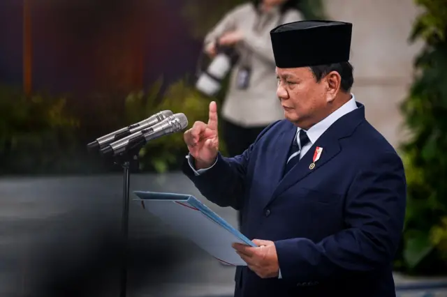 Presiden Prabowo Subianto bersiap membacakan sumpah jabatan saat pelantikan pejabat baru dalam Kabinet Merah Putih di Istana Negara, Jakarta, Senin (27/04).