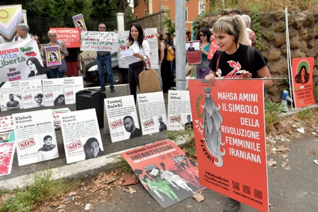 مظاهرات في ذكرى مرور عام على وفاة مهسا أميني، التي أشعلت شرارة حركة " المرأة، الحياة، الحرية" في إيران - روما 2023