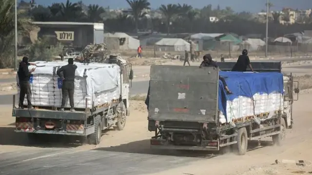 Camiones entrando con ayuda humanitaria a Gaza.