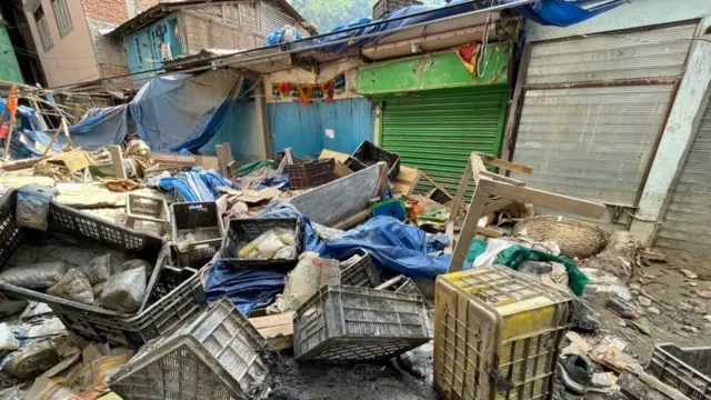 बाढ़ के बाद बचे खुचे मकान