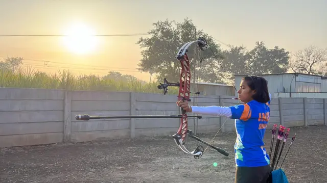 उसाच्या शेतात तिरंदाजीचा सराव करताना आदिती स्वामी