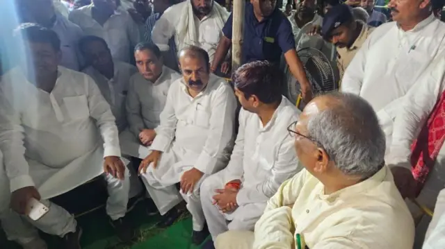 मुकेश सहनी से मिलने आए नेता