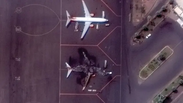 Amafoto yafatiwe mu kirere agaragaza indege ku butaka 