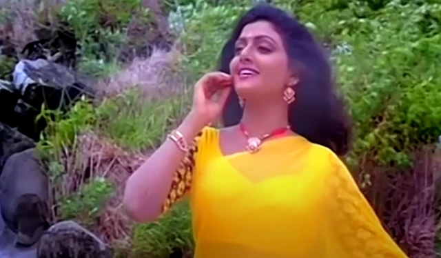 பானுப்பிரியாவின் காட்சிகளுக்கு ஸ்வர்ணலதாவின் குரல் பொருந்திப் போயிருந்தது.