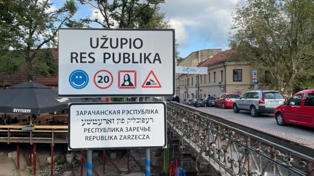 Tabla na ulazu u Užupis republiku