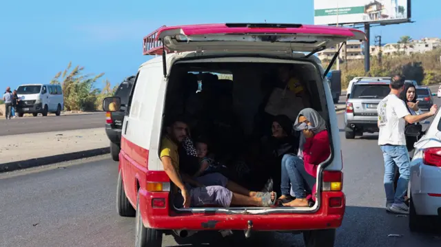 أشخاص يقودون سياراتهم في حركة مرورية كثيفة شمالاً من مدينة صيدا الساحلية في جنوب لبنان حيث يفر بعضهم من القصف الإسرائيلي وسط أعمال عدائية عبر الحدود بين حزب الله والقوات الإسرائيلية في لبنان 23 سبتمبر 2024