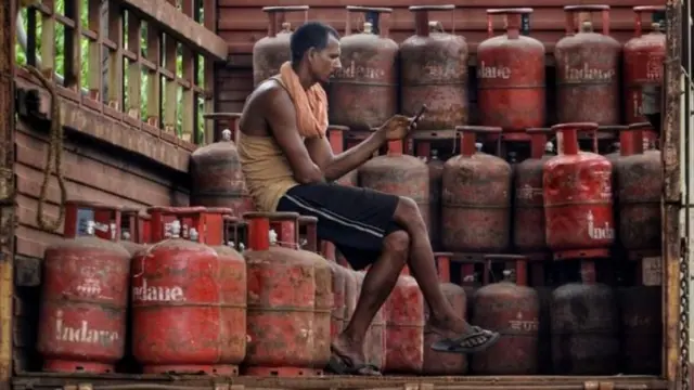  બીબીસી, ગુજરાતી ગુગલ પેે, બીબીસી, ગુજરાતી UPI વ્યવહારોથી લઈને ટ્રેન ટિકિટ બુકિંગ અને પેન્શન સુધી, આજથી આ નિયમો બદલાયા, જાણો તમારા ખિસ્સા પર શું થશે અસર?