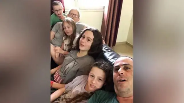 इडन परिवारको तस्बिरमा बीचमा बसेकी मायानको हत्या भएको थियो भने सबैभन्दा दायाँ बसेका साची इडनलाई हमासले बन्धक बनाएको थियो 