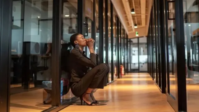 سيدة تجلس وتبدو مرهقة