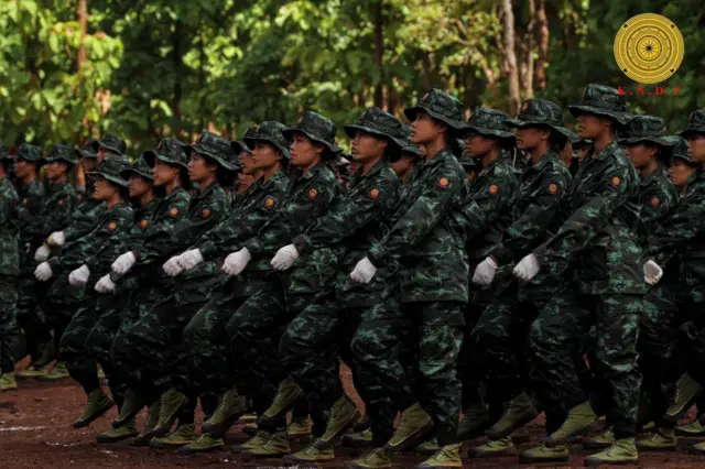 KNDF တပ်ဖွဲ့ဝင် အမျိုးသမီးတွေ