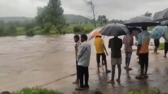 पावसामुळे नदी नाल्यांना पूरस्थिती असून किनवट येथील 32 वर्षीय ग्रामपंचायत सेवक पुराच्या पाण्यात गेला वाहून गेल्याची माहिती आहे