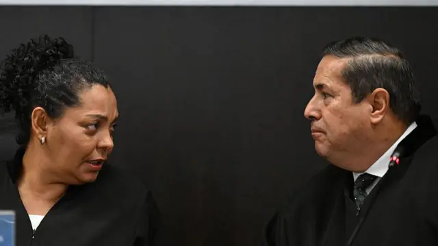 Magistrados Ana Ochoa y Camilo Suárez durante la lectura del martes.