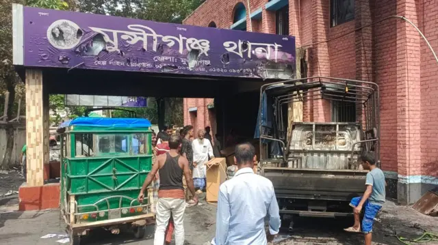 ভাঙচুরের পর লুটপাট হয় মুন্সীগঞ্জ সদর থানায় 