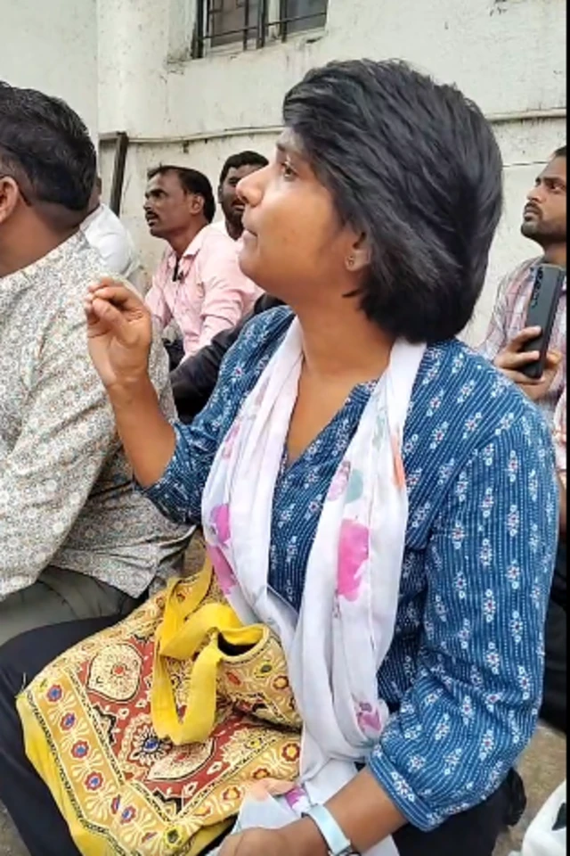 आंदोलक कोथरूड पोलिसांकडे मारहाण केलेल्या अधिकाऱ्यांच्या विरोधात FIR दाखल करण्याची मागणी करण्यासाठी गेले होते. मात्र, त्यास त्यांनी नकार दिला, असा आरोप श्वेता पाटील करतात.