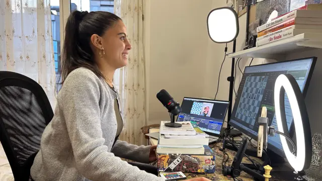 Сара стримује из породичног дома у Паризу, а задала је себи рок од шест месеци да почне да живи од стриминга