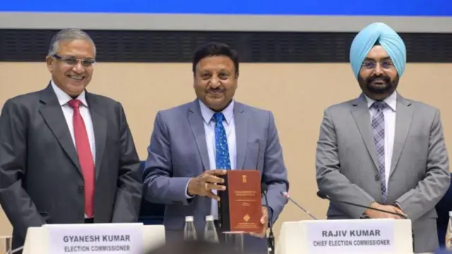 हा फोटो 7 जानेवारी 2025 चा आहे, यात विद्यमान मुख्य निवडणूक आयुक्त ज्ञानेश कुमार (डावीकडे) यांच्याबरोबर तत्कालीन मुख्य निवडणूक आयुक्त राजीव कुमार (मध्ये) आणि निवडणूक आयुक्त डॉक्टर एस संधू दिसत आहेत