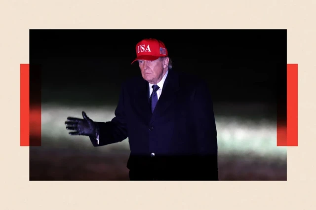 Трамп в красной бейсболке, черном пальто и черных перчатках