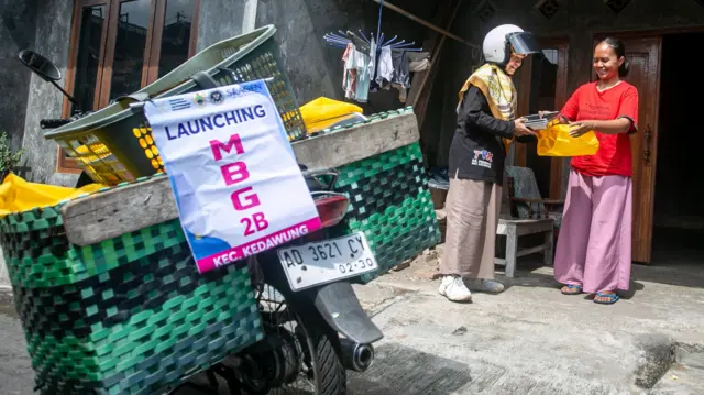 Kader Tim Pendamping Keluarga (TPK) mengantarkan paket Makan Bergizi Gratis (MBG) untuk ibu hamil dan menyusui di Desa Pengkok, Kedawung, Sragen, Jawa Tengah, Kamis (29/1/2026).