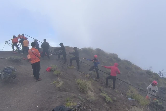 Evakuasi turis Brasil di Gunung Rinjani, Nusa Tenggara Barat pada Senin (23/06).