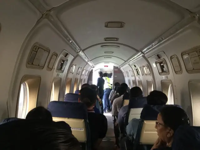 हवाई यात्रुहरू विमानभित्र