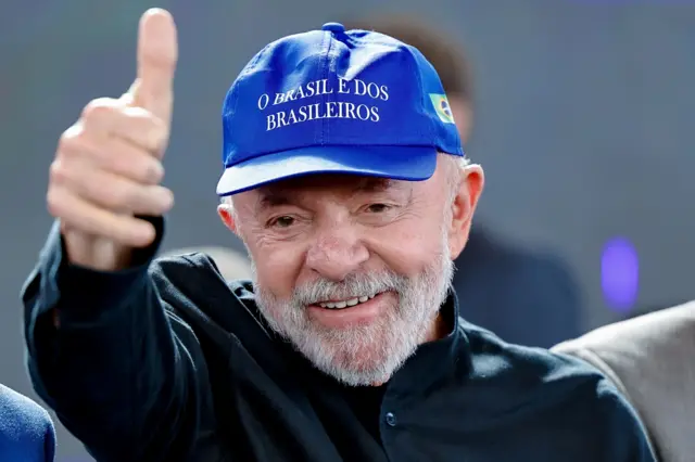 Lula com boné "o Brasil é dos brasileiros"