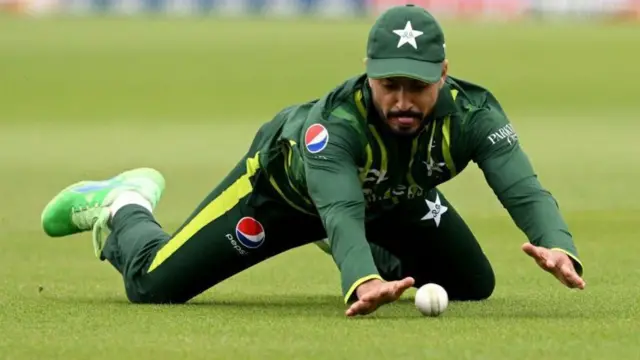 32 ఏళ్ల మొహమ్మద్ నవాజ్ పాకిస్తాన్ తరఫున ఆరు టెస్టులు, 44 వన్డేలు, 98 టీ20లు ఆడాడు.