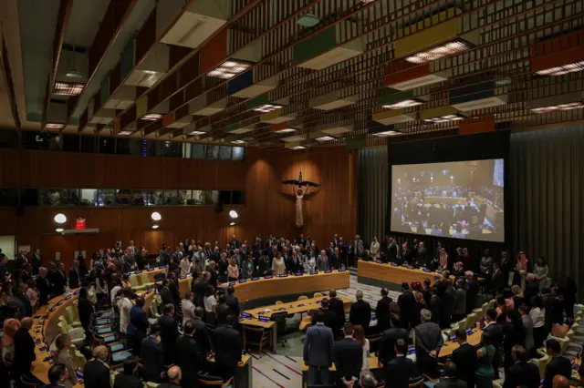 حاضران برای یک دقیقه سکوت در کنفرانس سازمان ملل ایستادند