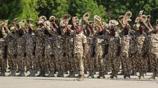 Aworan awọn ologun Naijiria ti wọn n na fila wọn soke