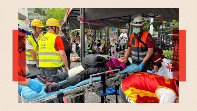Osoba leżąca na noszach w ramach ćwiczeń.