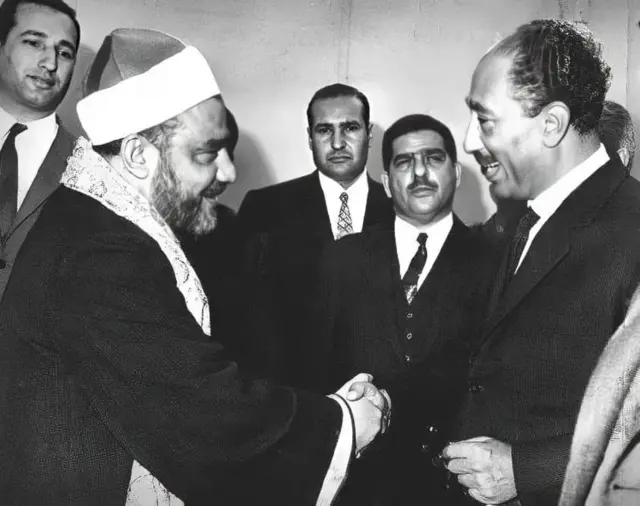 الشيخ سيد النقشبندي يصافح الرئيس المصري الراحل محمد أنور السادات في حفل خطبة ابنته