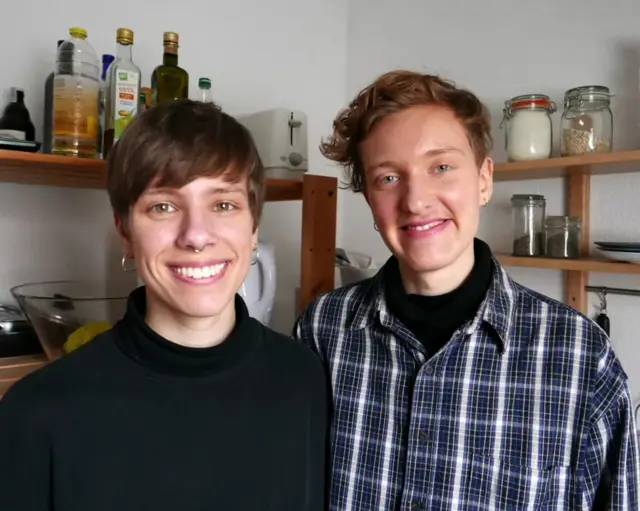 एली, नेल