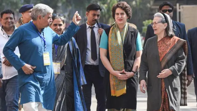 काँग्रेस नेत्या सोनिया गांधी, प्रियंका गांधी आणि इतर नेते.