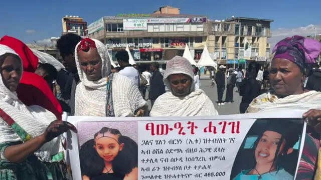 Maashoo fi dubartoonni kaan poostarii Heelan irra jira qabatanii