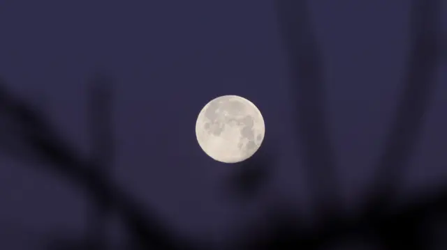 La luna en un cielo azul oscuro.